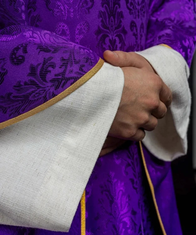 Purple Chasuble with embroidered cross on patterned fabric - gallery view 4