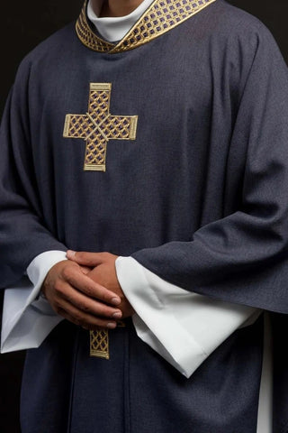 Purple Chasuble with embroidered crosses - Variant V - gallery view 1