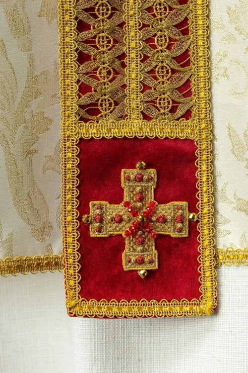 Ecru Chasuble with handcrafted natural-stone decoration — collar detail