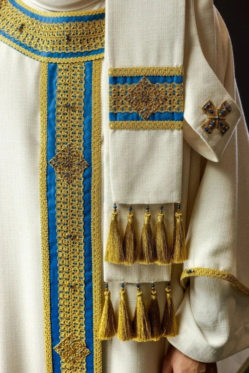 Ecru Chasuble with hand-finished natural-stone decoration – Variant II — collar detail