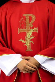 Rote Kasel mit Alpha und Omega und breitem Kragen — Produktansicht