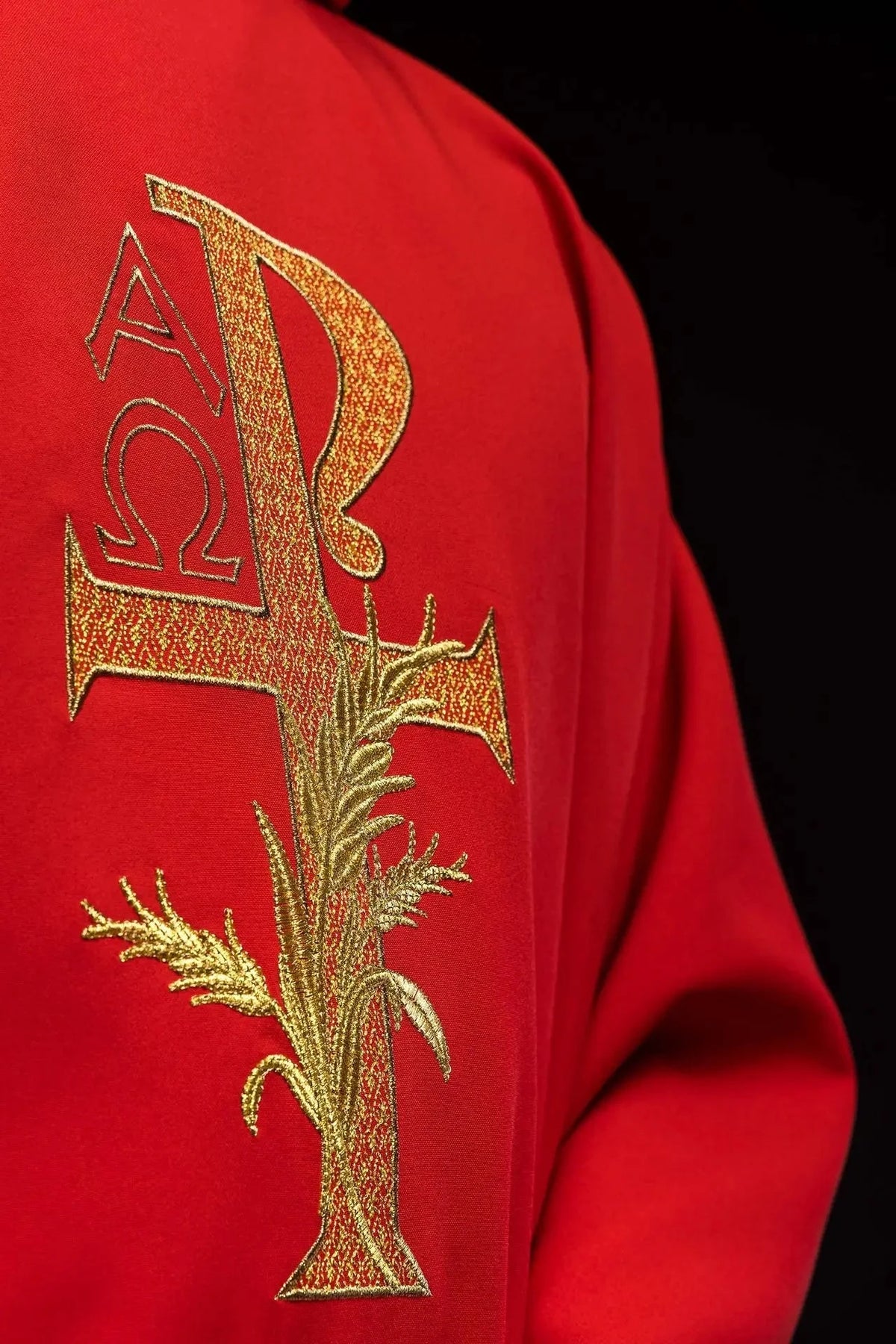Rote Kasel mit Alpha und Omega und breitem Kragen — Stickdetail