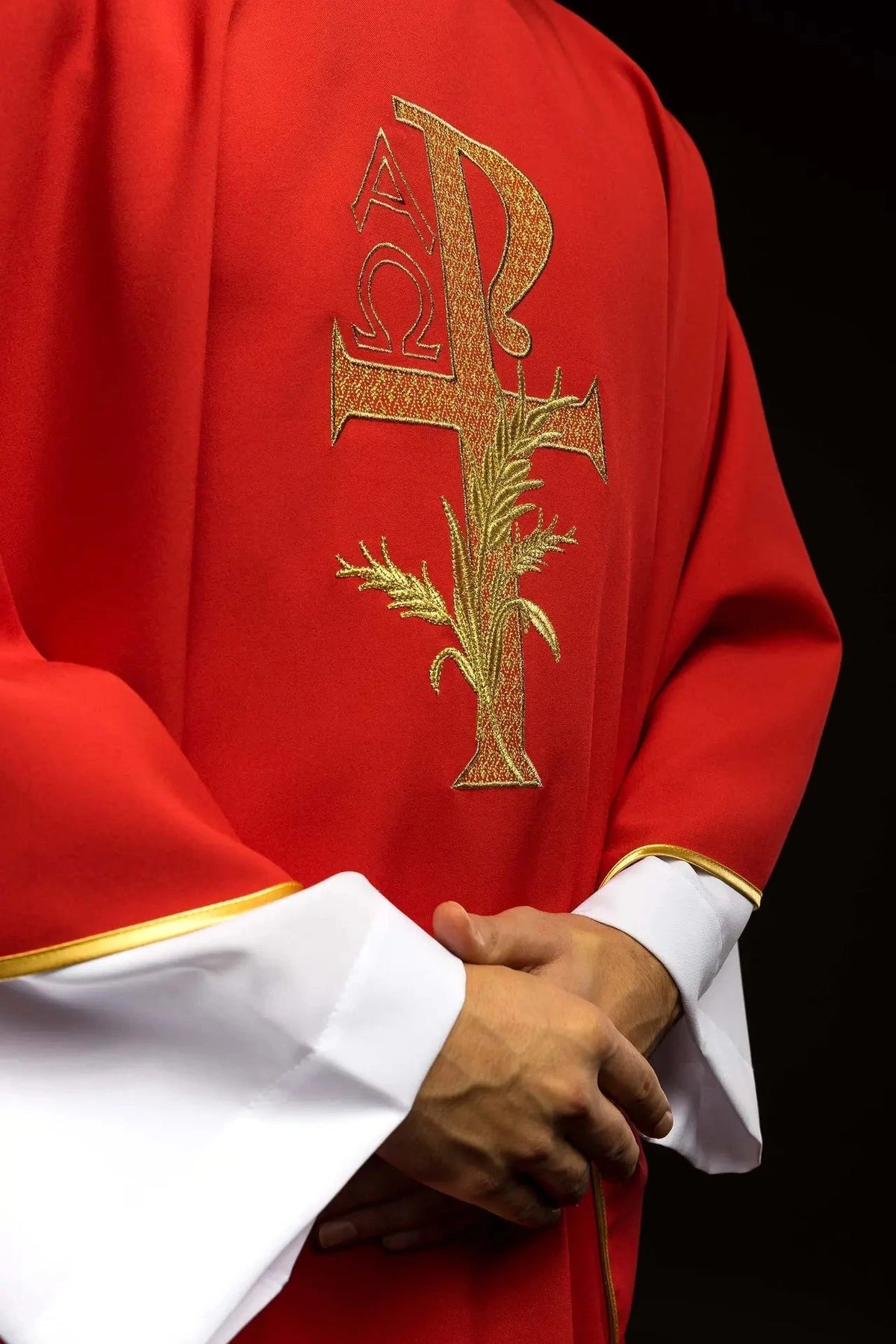 Rote Kasel mit Alpha und Omega und breitem Kragen — Symboldetail