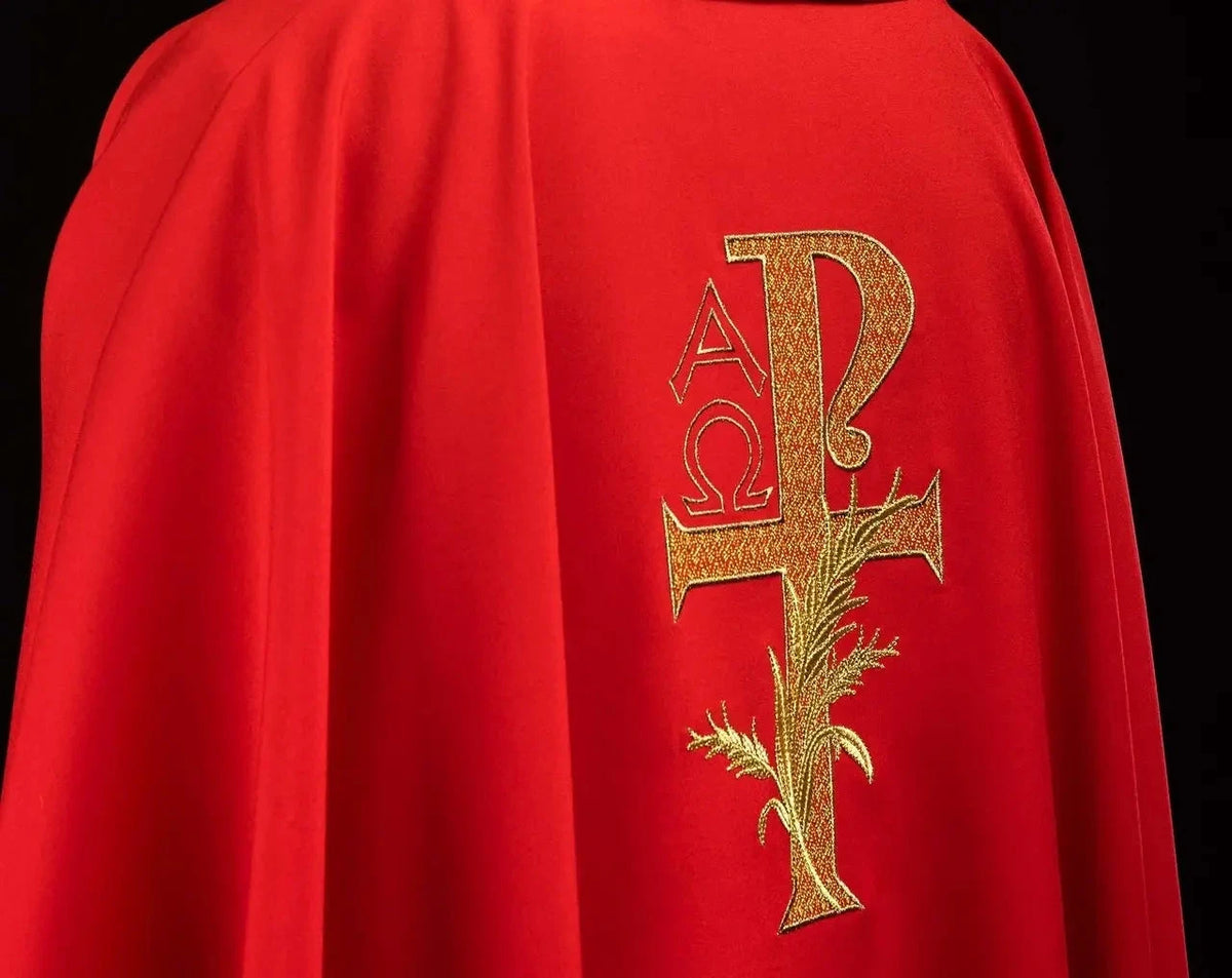 Rote Kasel mit Alpha und Omega und breitem Kragen — Vorderansicht