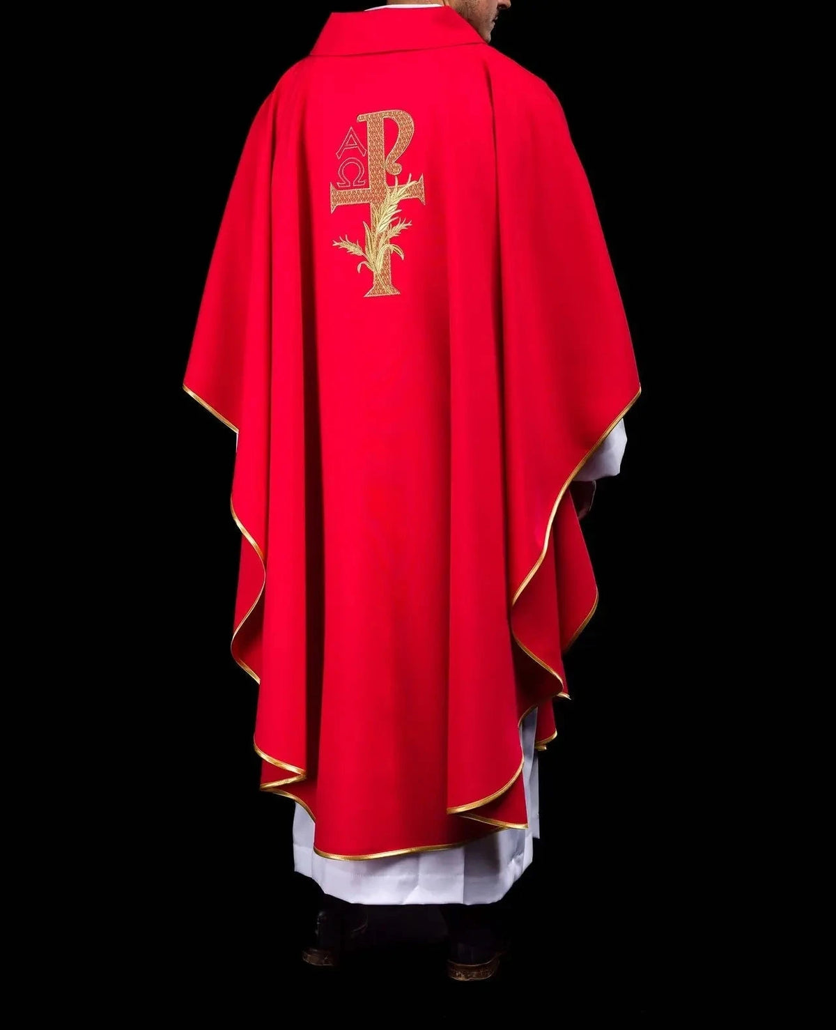 Rote Kasel mit Alpha und Omega und breitem Kragen — Rückansicht