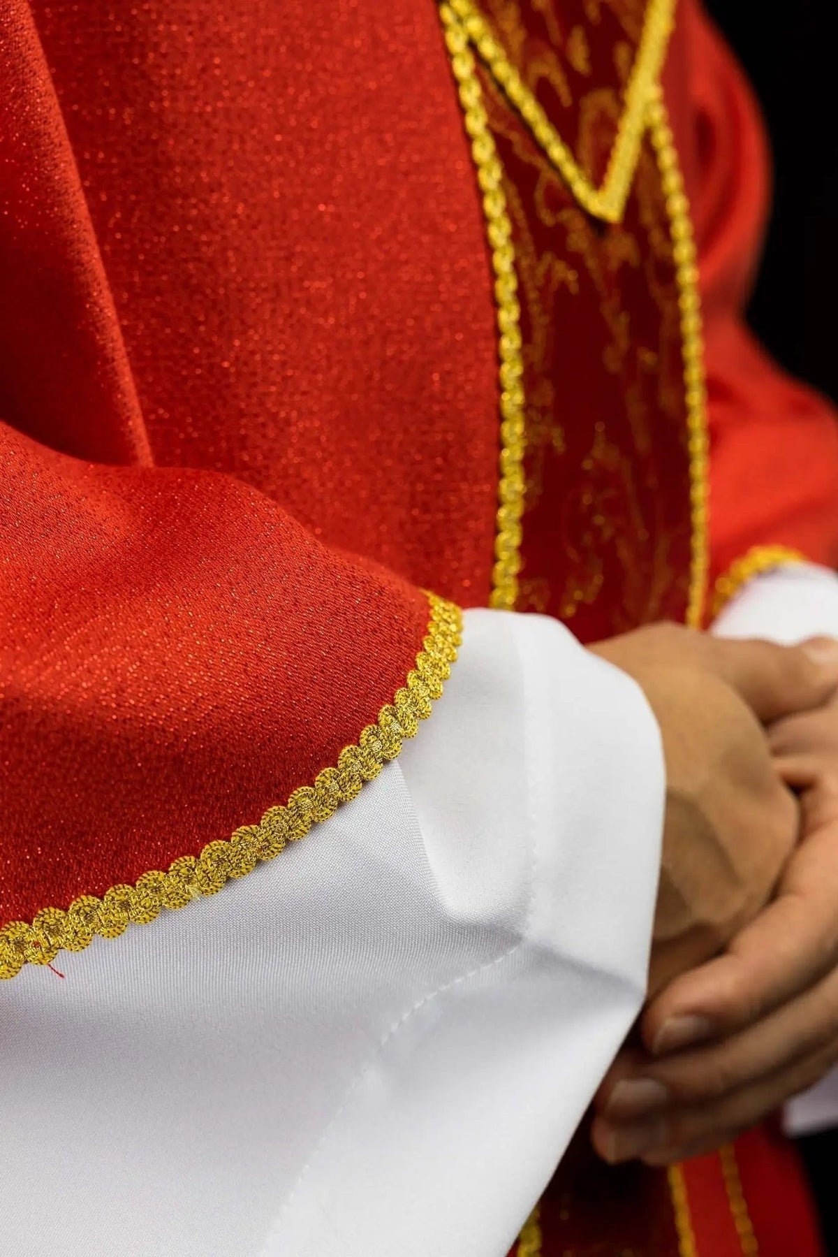 Red Chasuble with Cross and Jacquard Fabric — collar finish