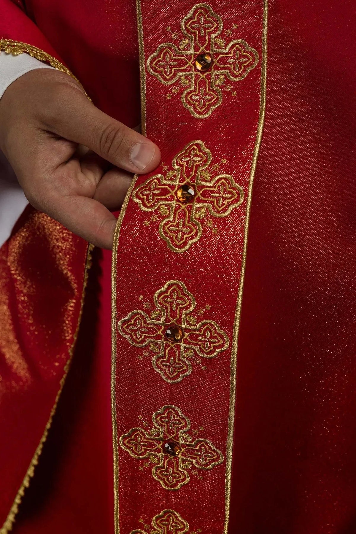 Rote Kasel mit Kreuzband und Ziersteinen — Symboldetail