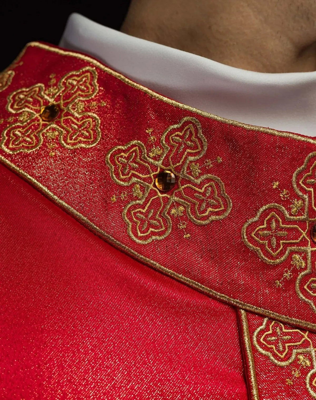 Rote Kasel mit Kreuzband und Ziersteinen — Kragenabschluss