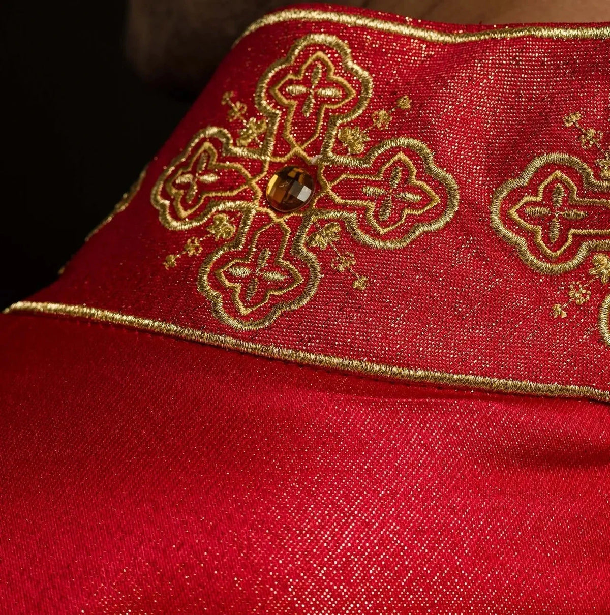 Rote Kasel mit Kreuzband und Ziersteinen — Vorderansicht