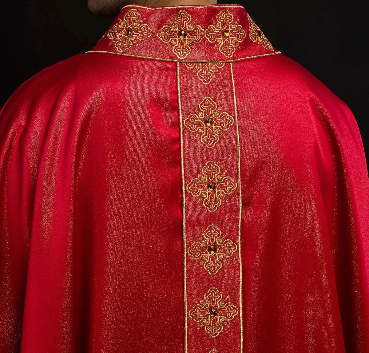Rote Kasel mit Kreuzband und Ziersteinen — Rückansicht