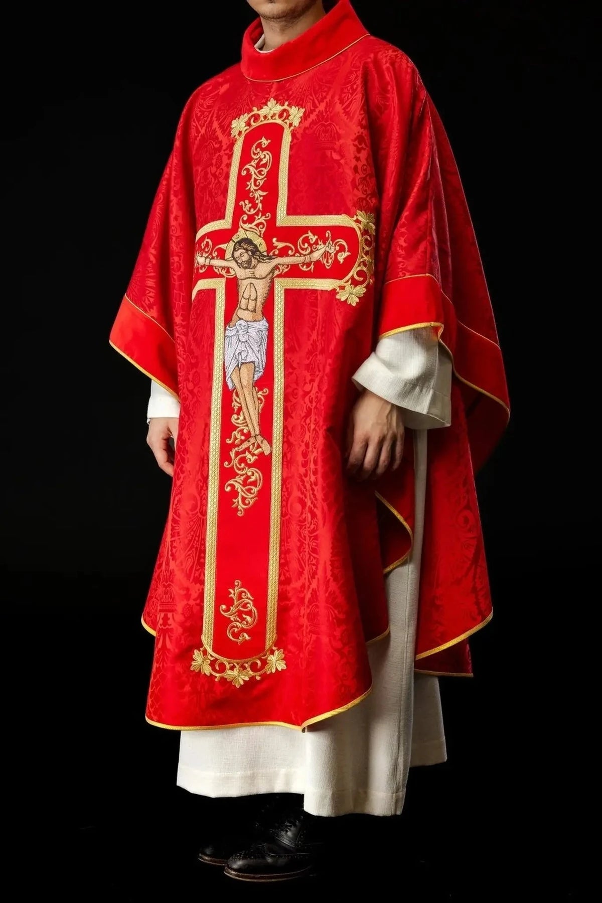 Rote Kasel mit gesticktem gekreuzigtem Christus — Produktansicht