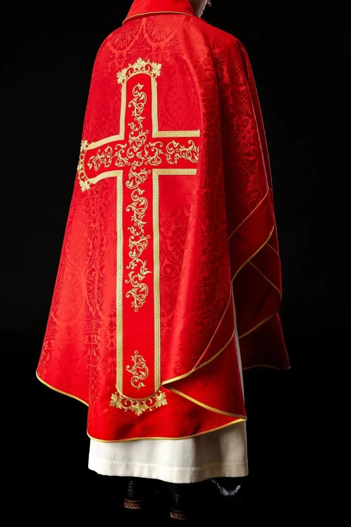 Rote Kasel mit gesticktem gekreuzigtem Christus — Produktansicht