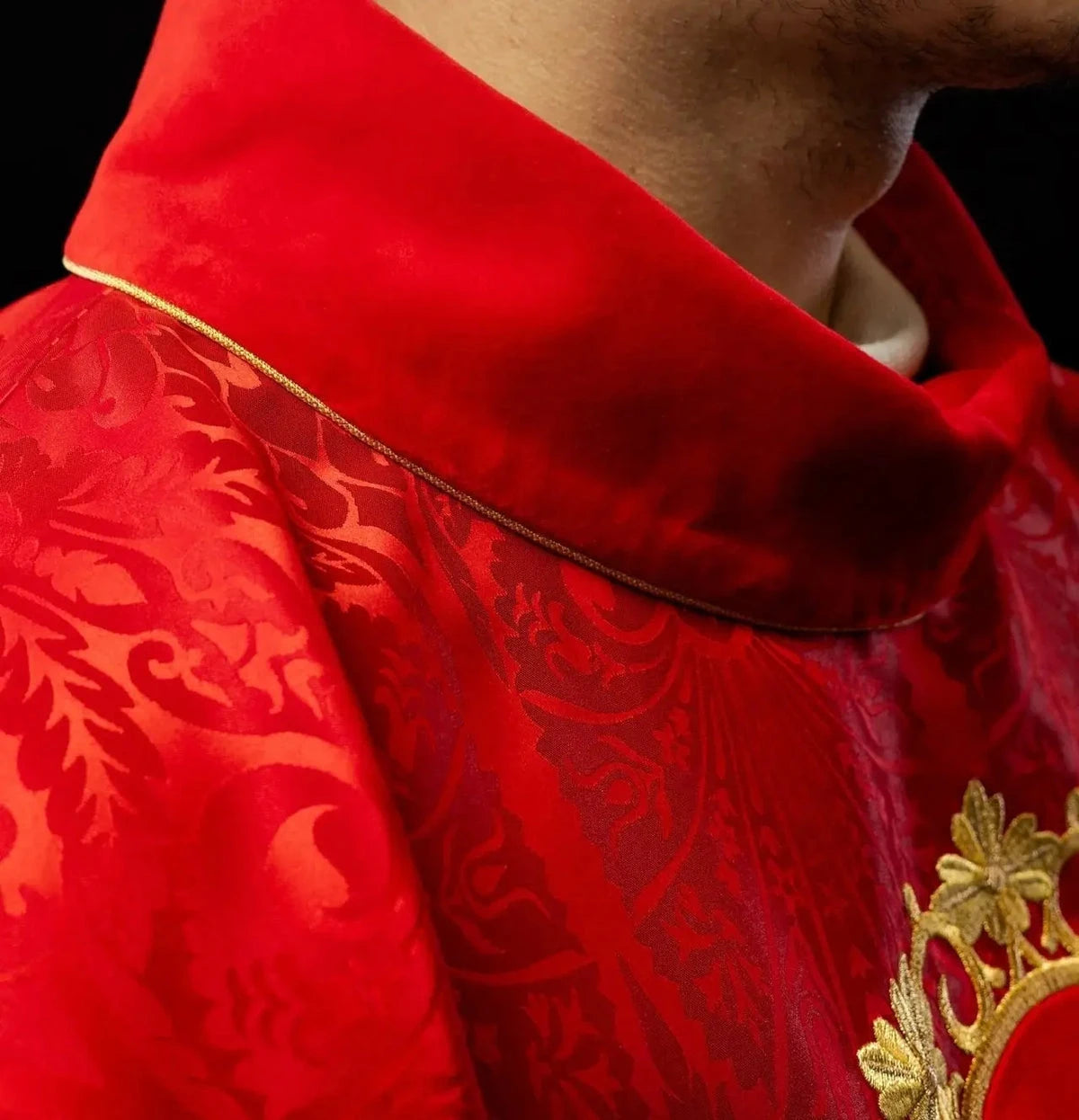 Rote Kasel mit gesticktem gekreuzigtem Christus — Produktansicht