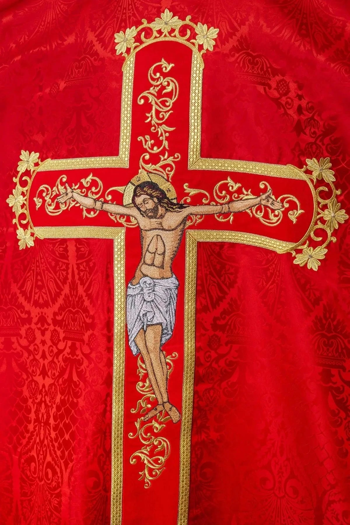 Rote Kasel mit gesticktem gekreuzigtem Christus — Produktansicht