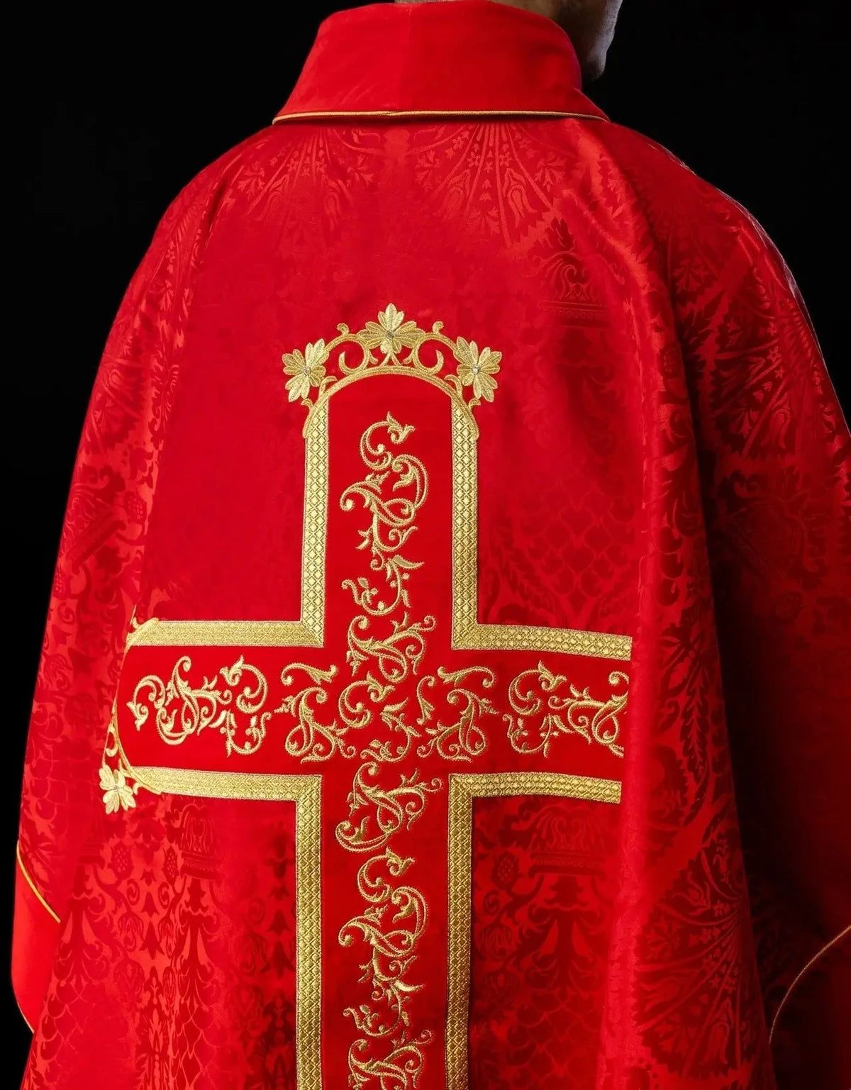Rote Kasel mit gesticktem gekreuzigtem Christus — Produktansicht