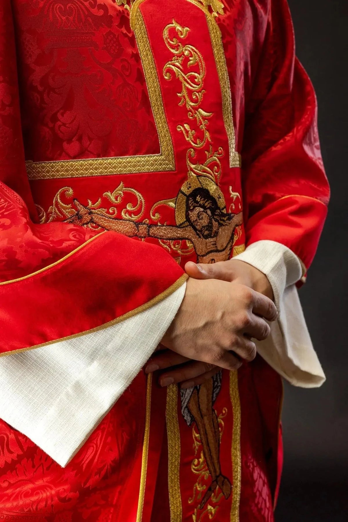 Rote Kasel mit gesticktem gekreuzigtem Christus — Besatzdetail