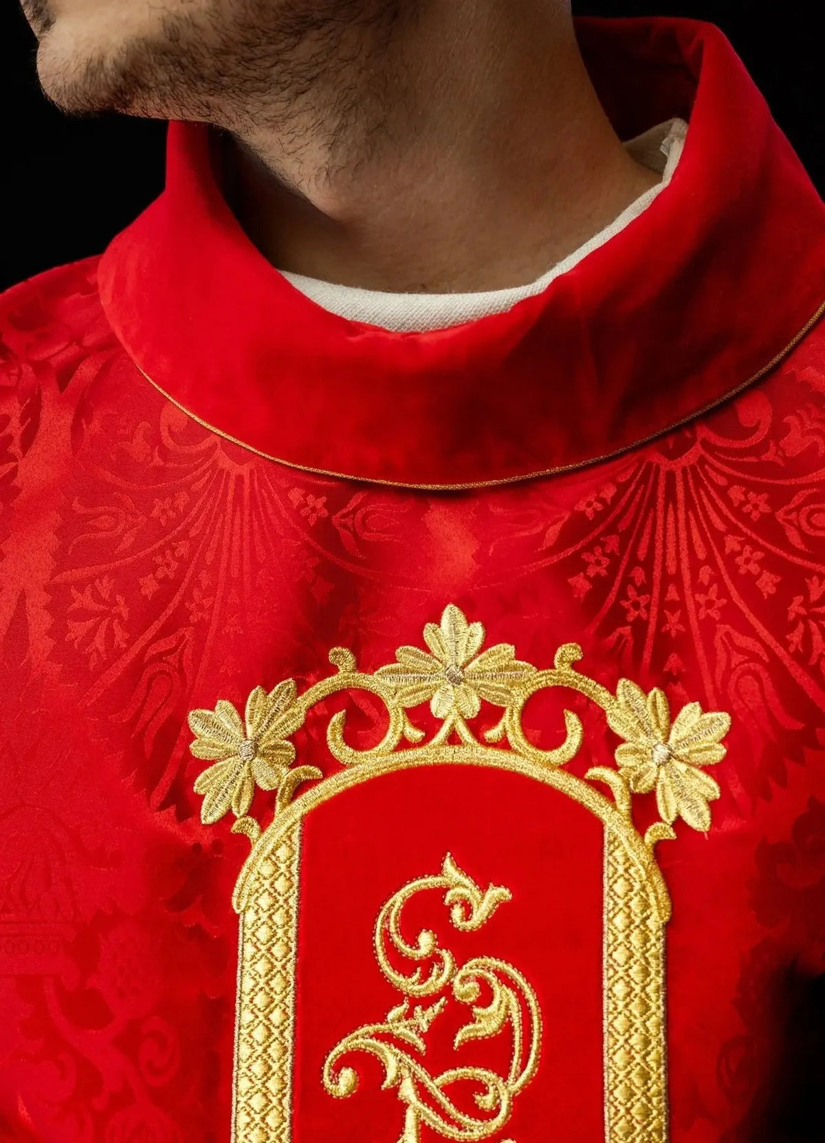 Rote Kasel mit gesticktem gekreuzigtem Christus — Stickdetail