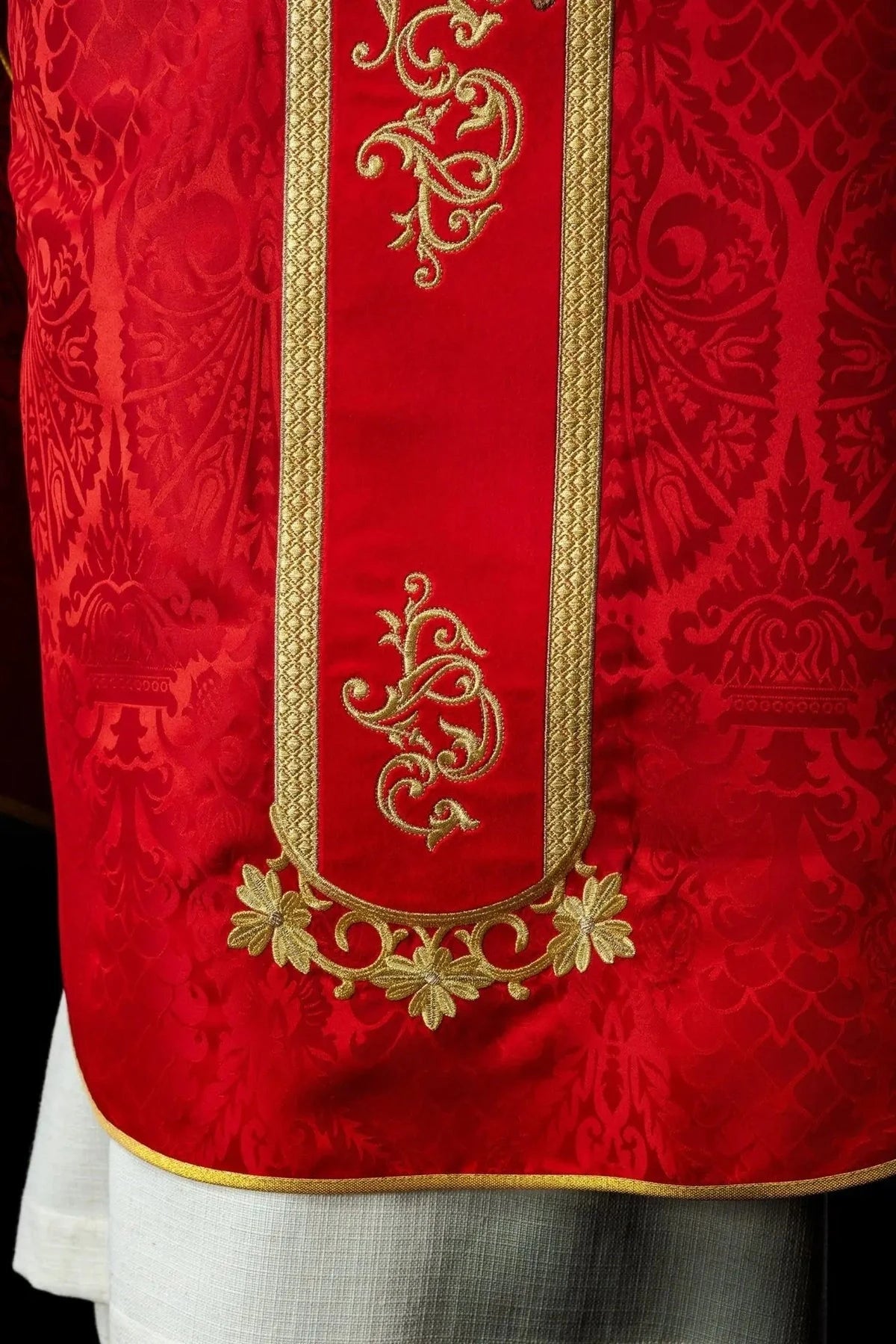 Rote Kasel mit gesticktem gekreuzigtem Christus — Kreuzstickerei und Abschluss