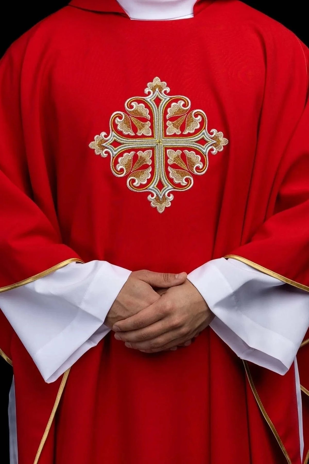 Casula rossa con croce ricamata e collo ampio — Vista del prodotto