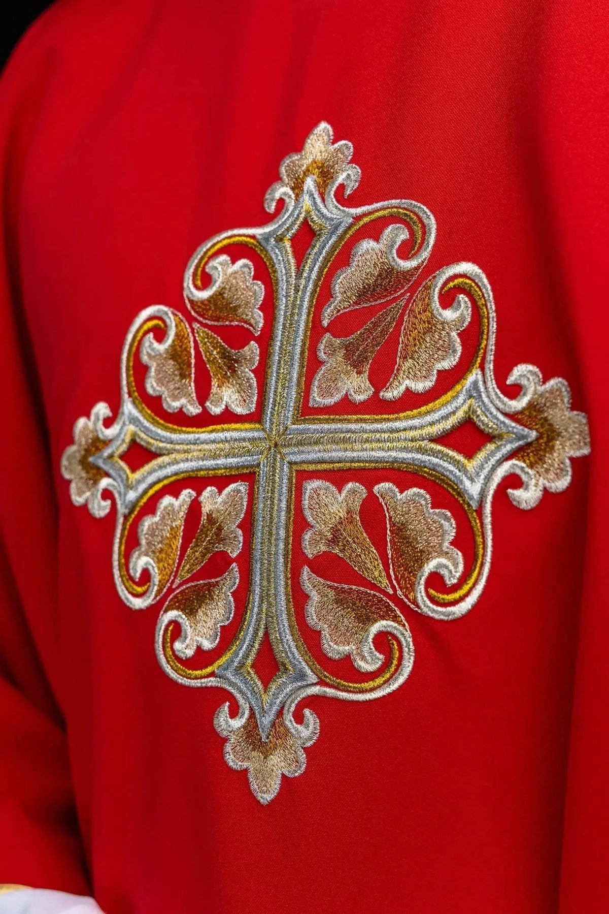 Casula rossa con croce ricamata e collo ampio — Primo piano del ricamo