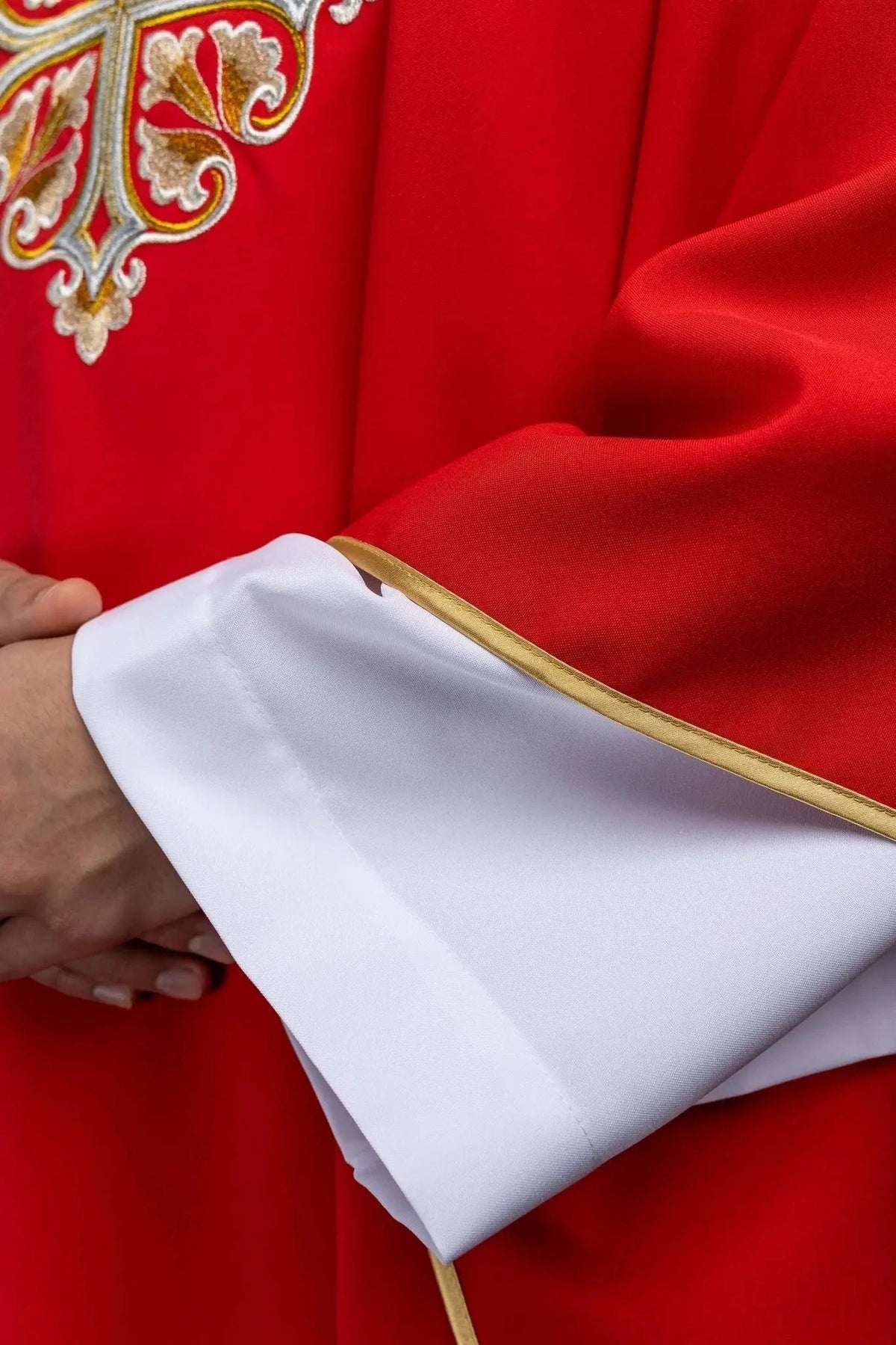 Casula rossa con croce ricamata e collo ampio — Dettaglio del simbolo