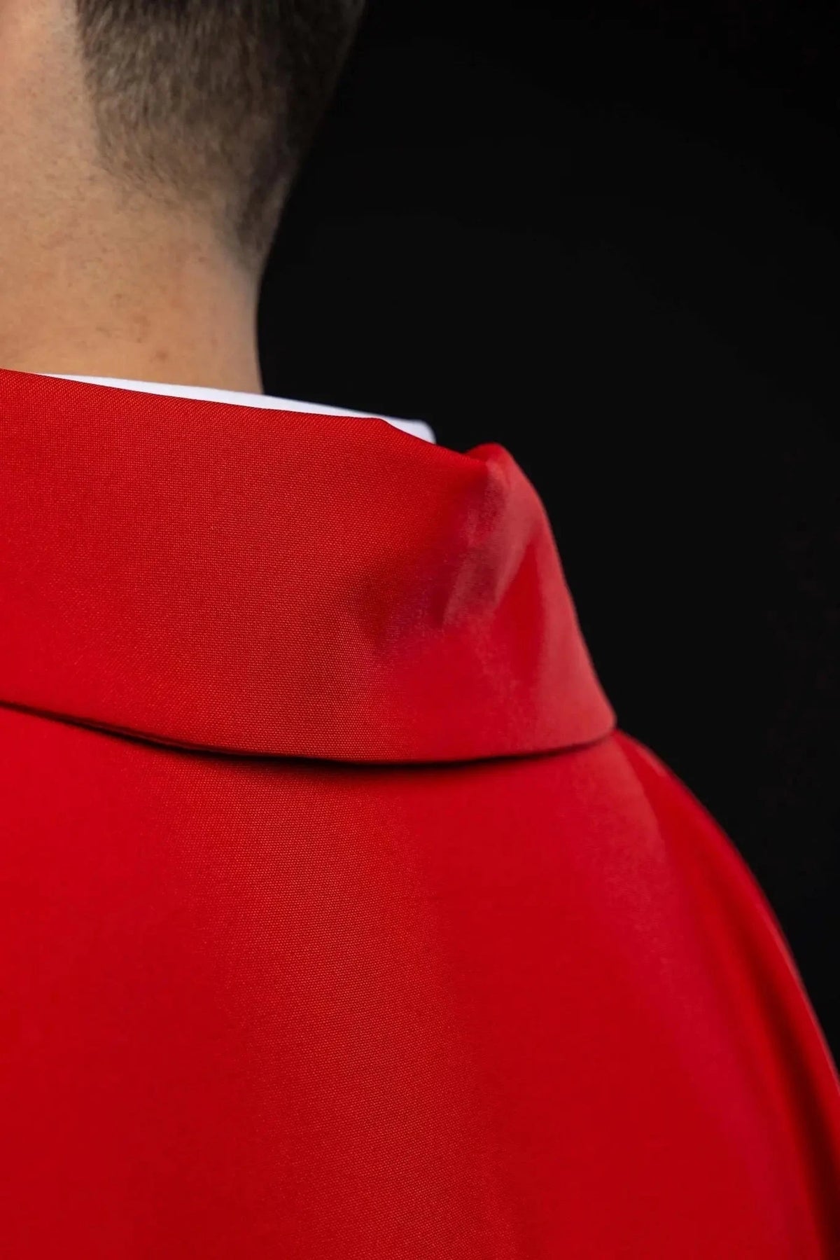 Casula rossa con croce ricamata e collo ampio — Vista davanti