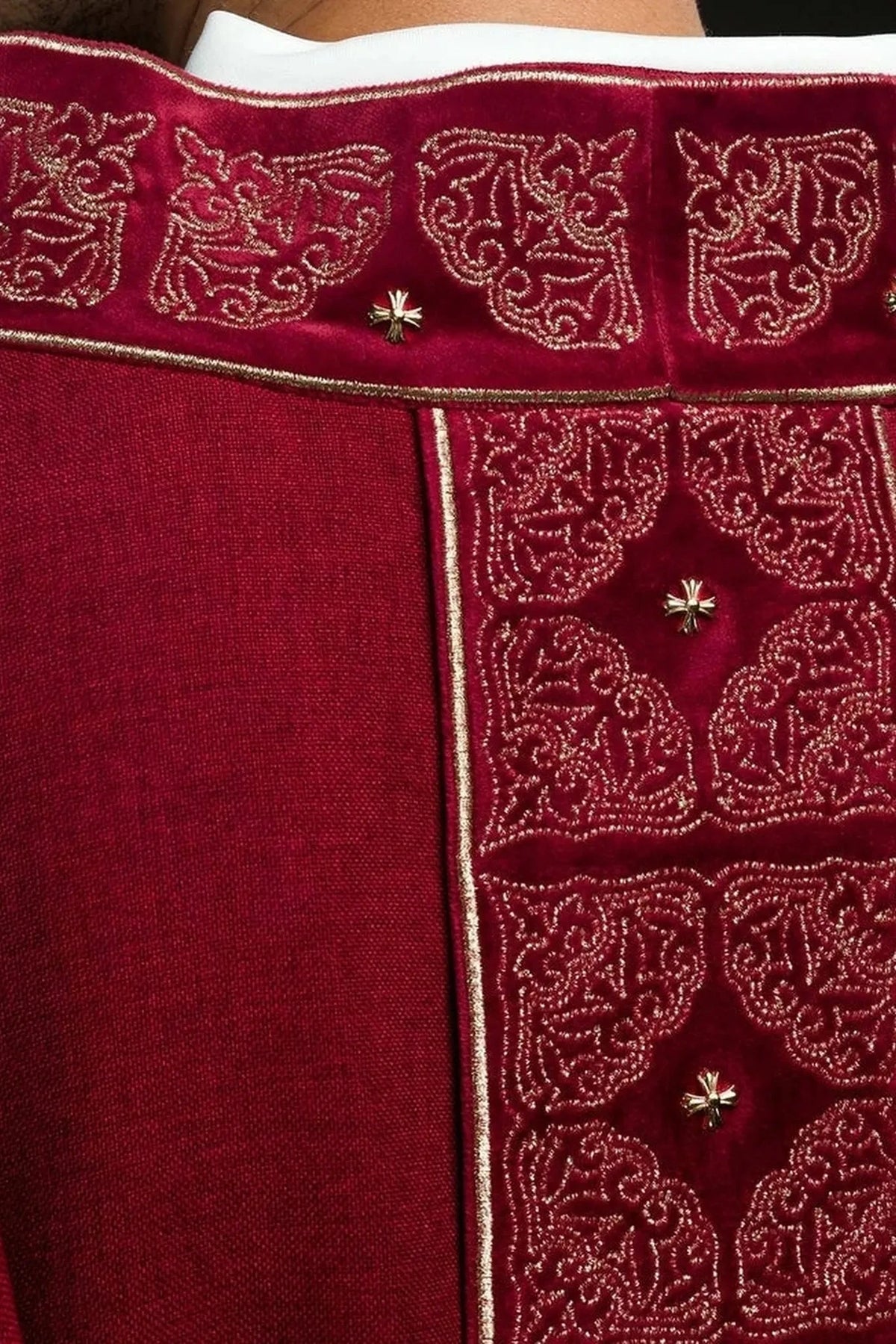 Rote Kasel mit besticktem Kreuzband und Rollkragen — Symboldetail