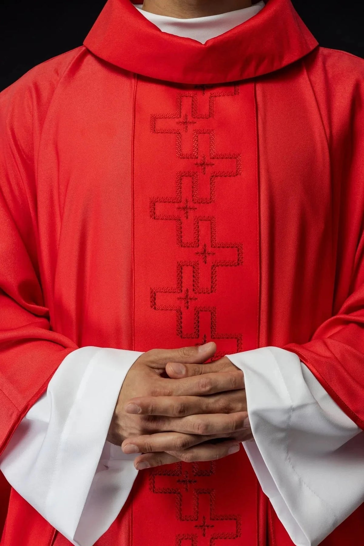 Rote Kasel mit besticktem Kreuzband – Ausführung IV — Nahaufnahme der Stickerei