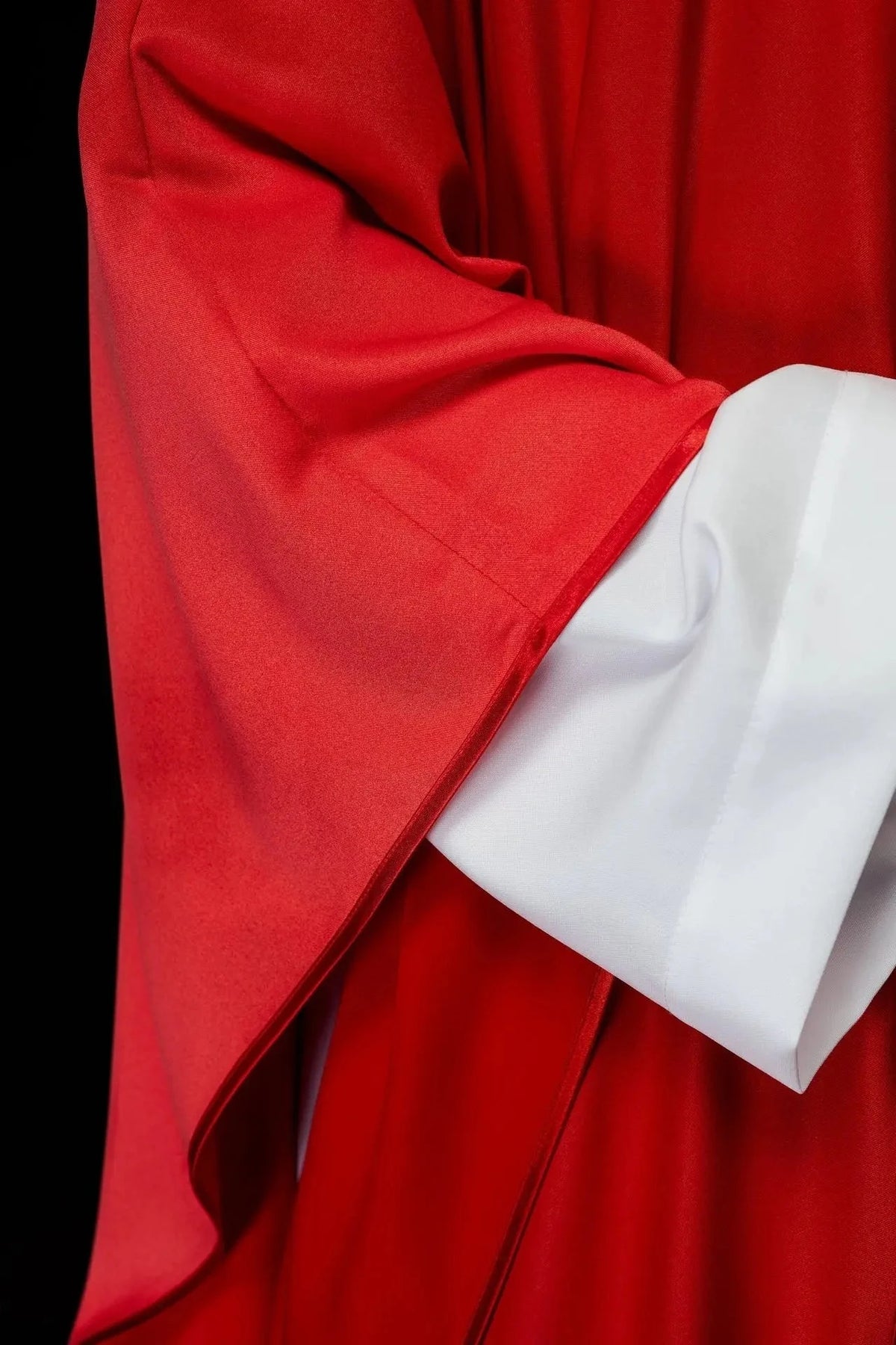 Rote Kasel mit besticktem Kreuzband – Ausführung IV — Symboldetail