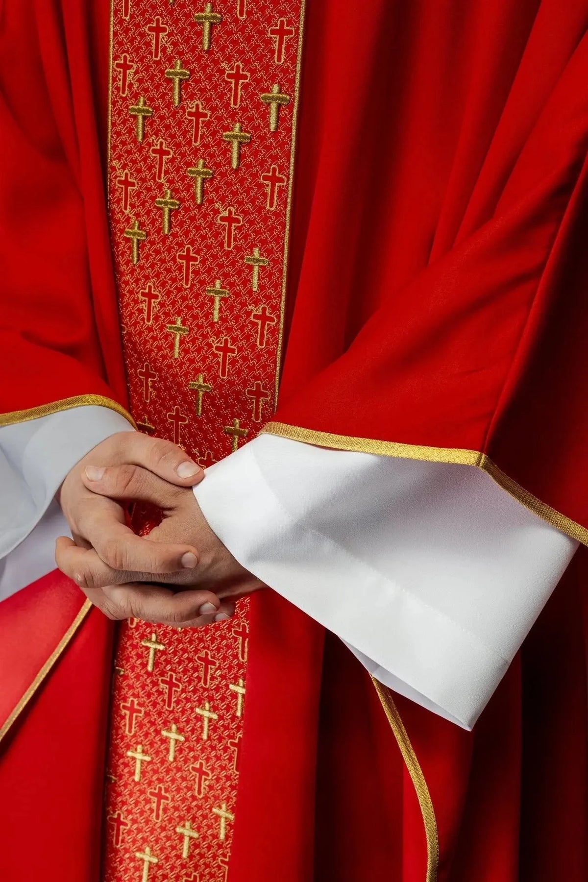 Rote Kasel mit gesticktem Kreuzband — Symboldetail