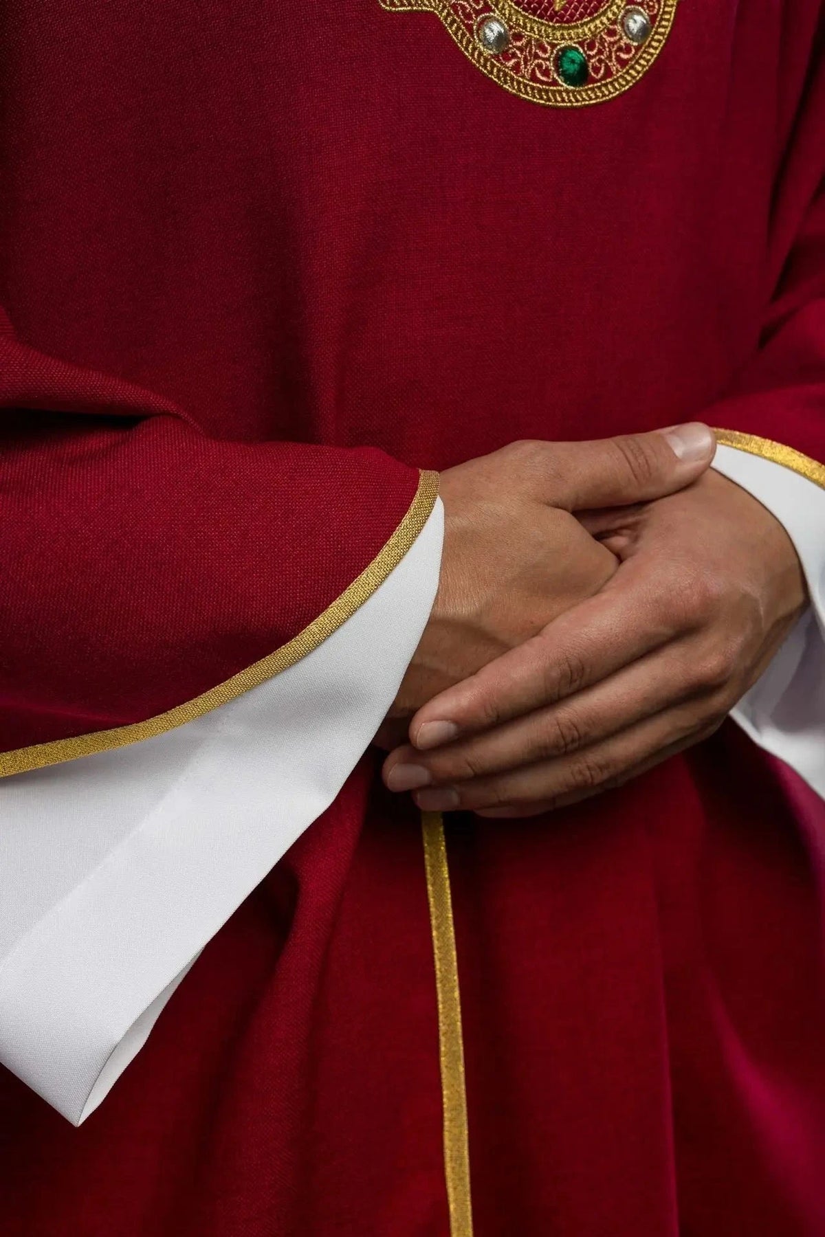 Rote Kasel mit besticktem IHS-Band – Ausführung II — Symboldetail