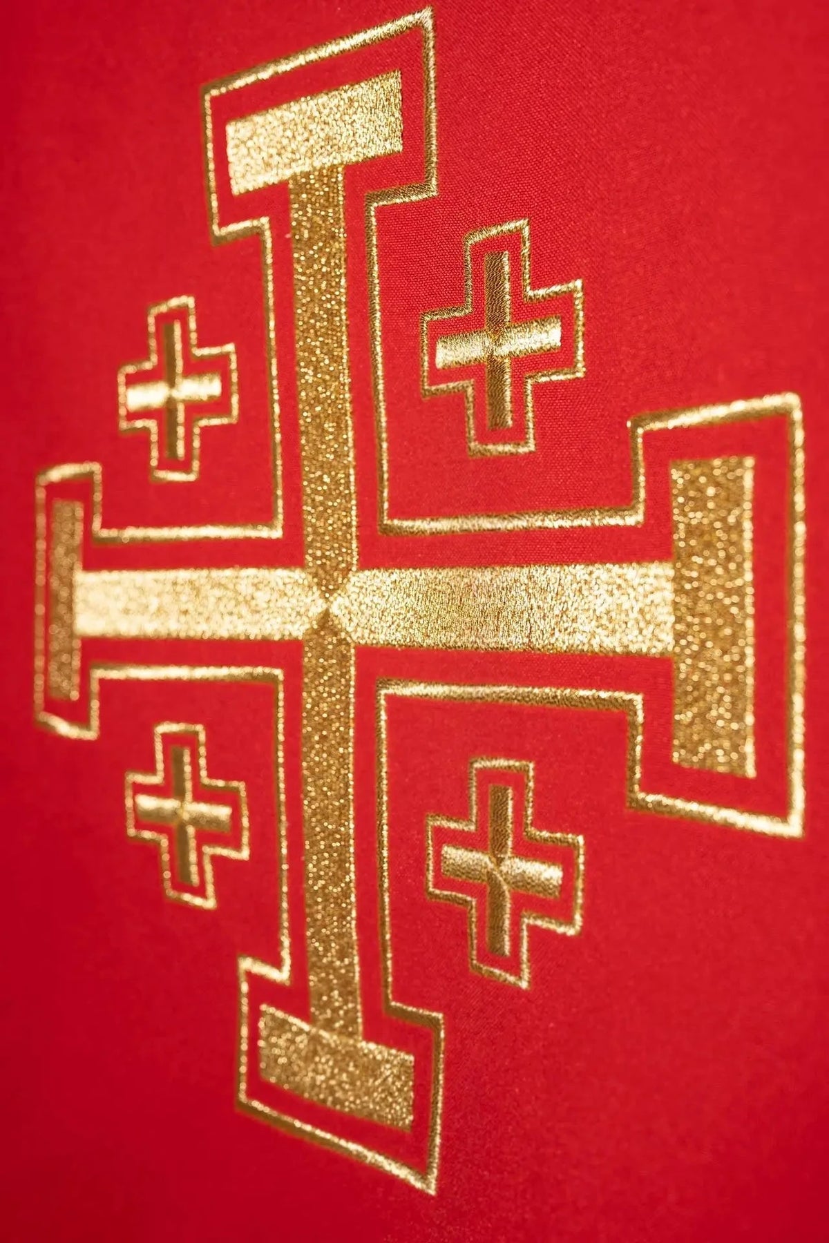 Rote Kasel mit goldenem Kreuz und Einfassung — Nahaufnahme der Stickerei