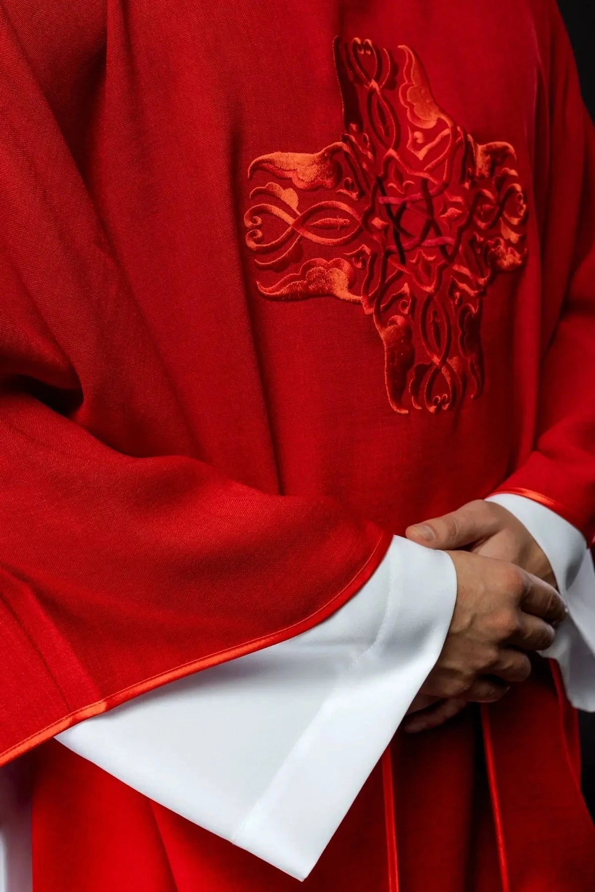 Rote Kasel mit goldenem Kreuz und Rollkragen — Symboldetail