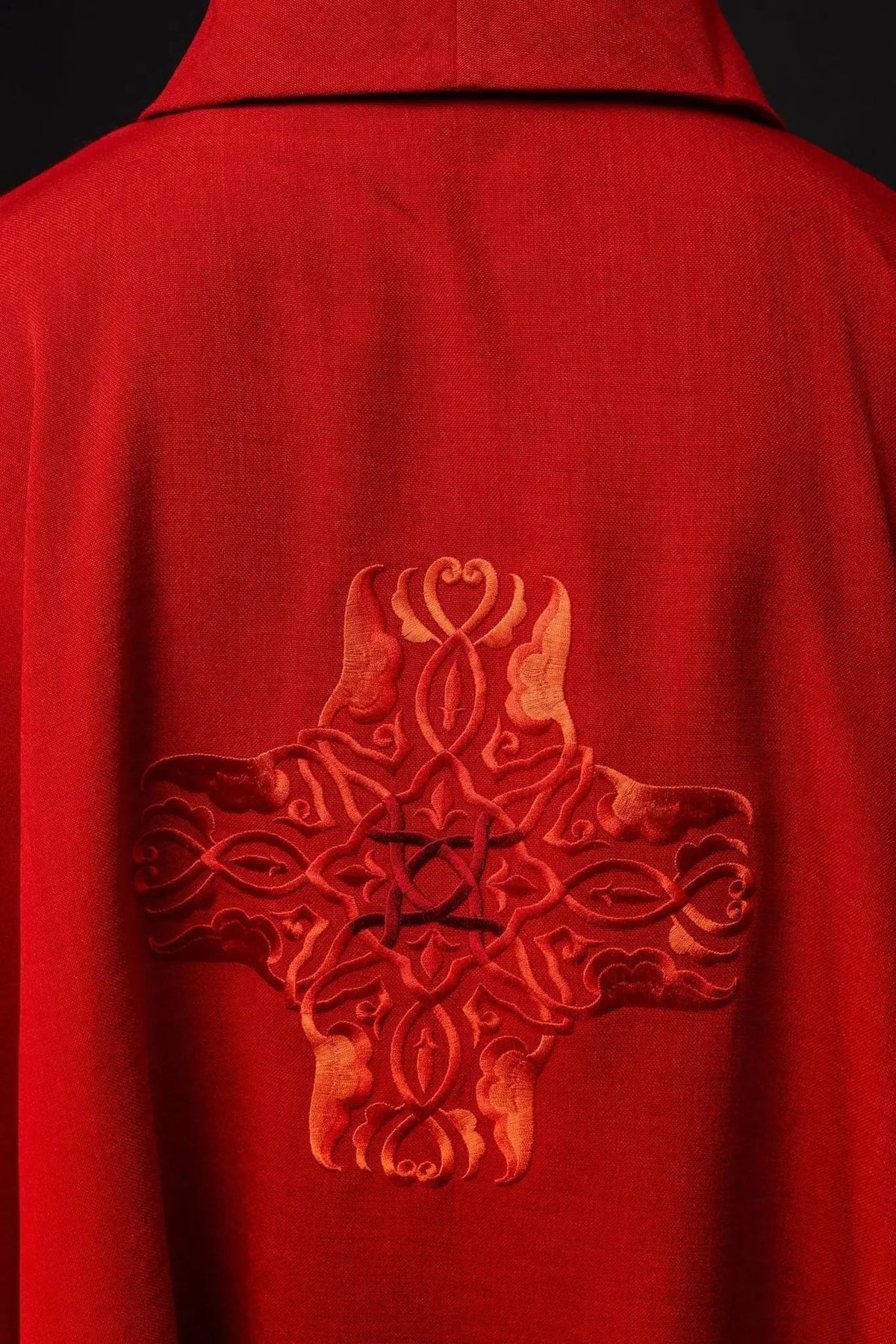 Rote Kasel mit goldenem Kreuz und Rollkragen — Vorderansicht