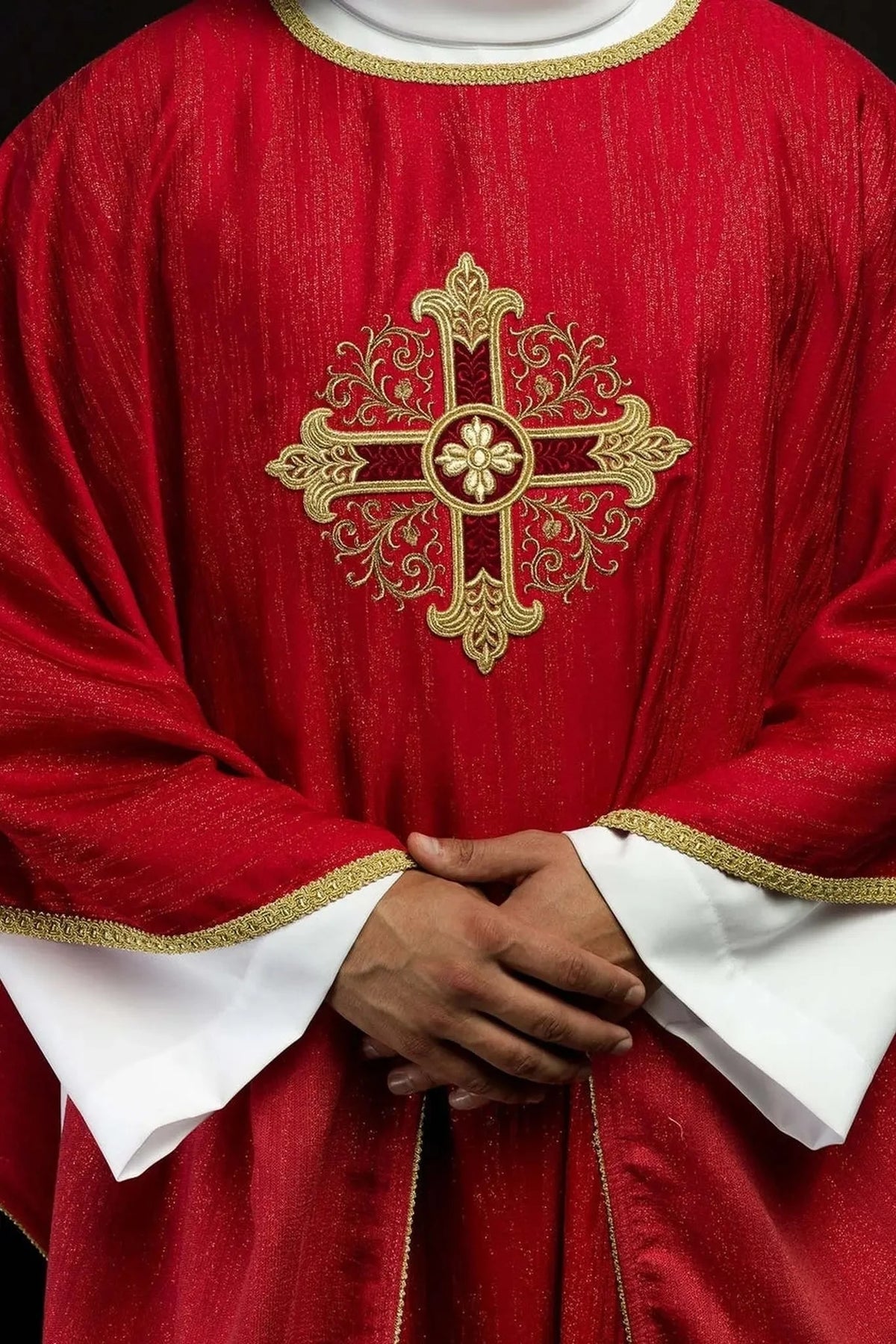 Rote Kasel mit goldenem Kreuz – Ausführung V — Nahaufnahme der Stickerei