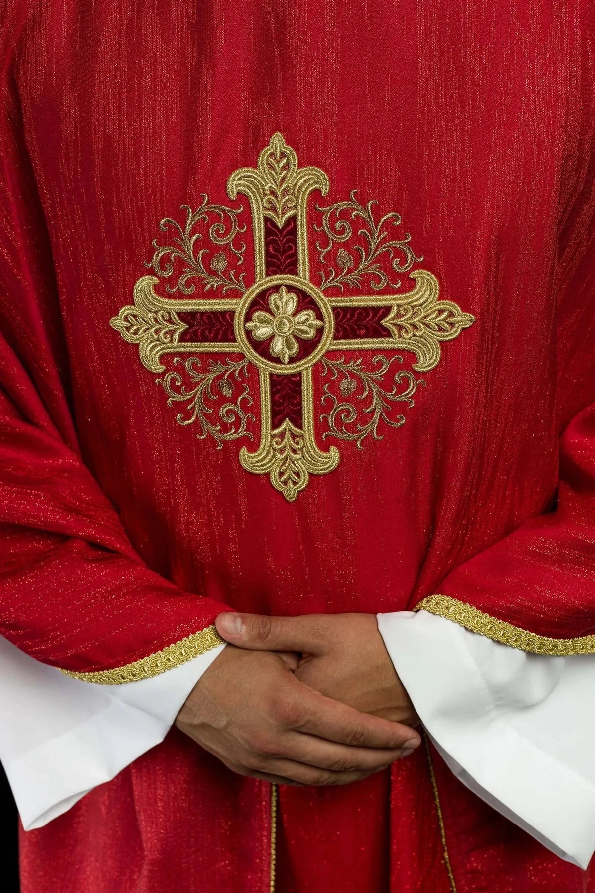Rote Kasel mit goldenem Kreuz – Ausführung V — Symboldetail