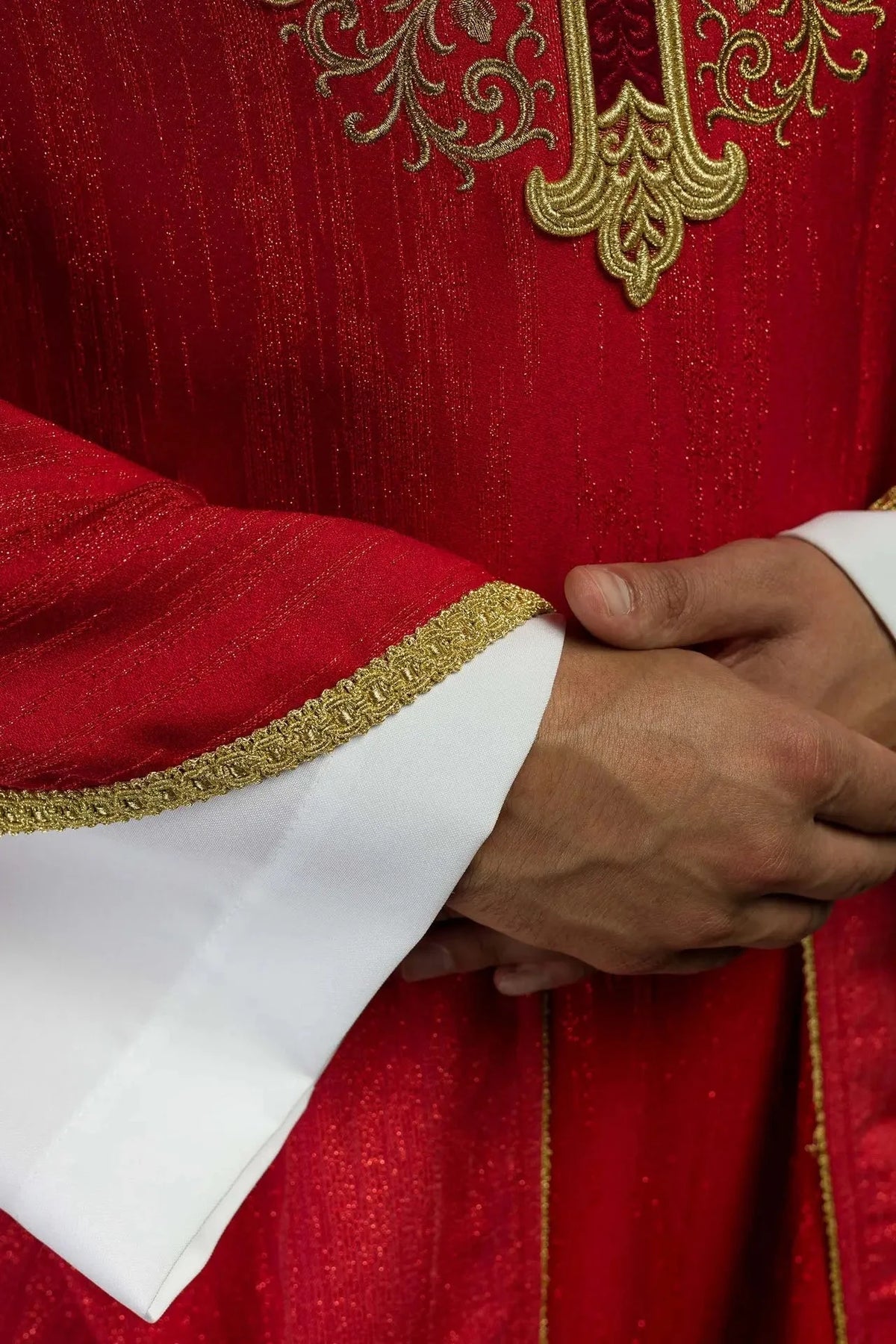 Rote Kasel mit goldenem Kreuz – Ausführung V — Kragenabschluss