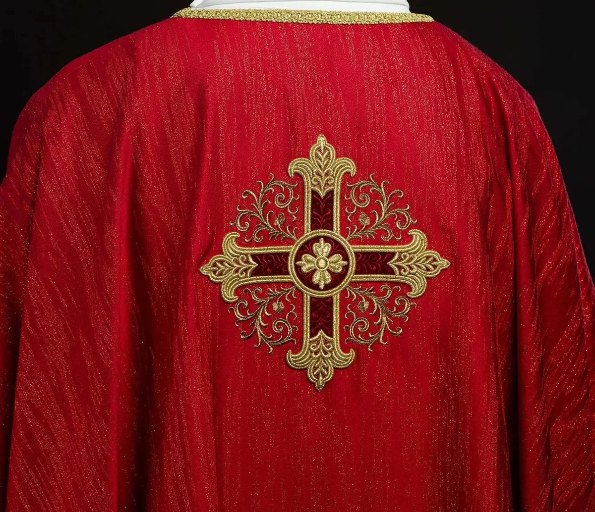 Rote Kasel mit goldenem Kreuz – Ausführung V — Rückansicht