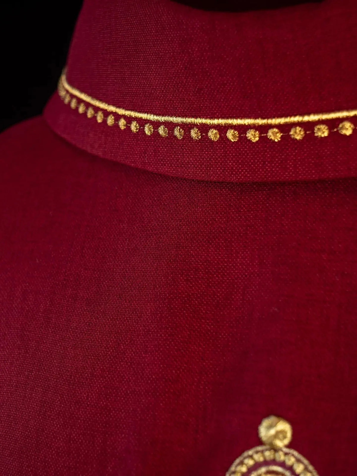 Rote Kasel mit goldenem Kreuz – Ausführung VII — Symboldetail