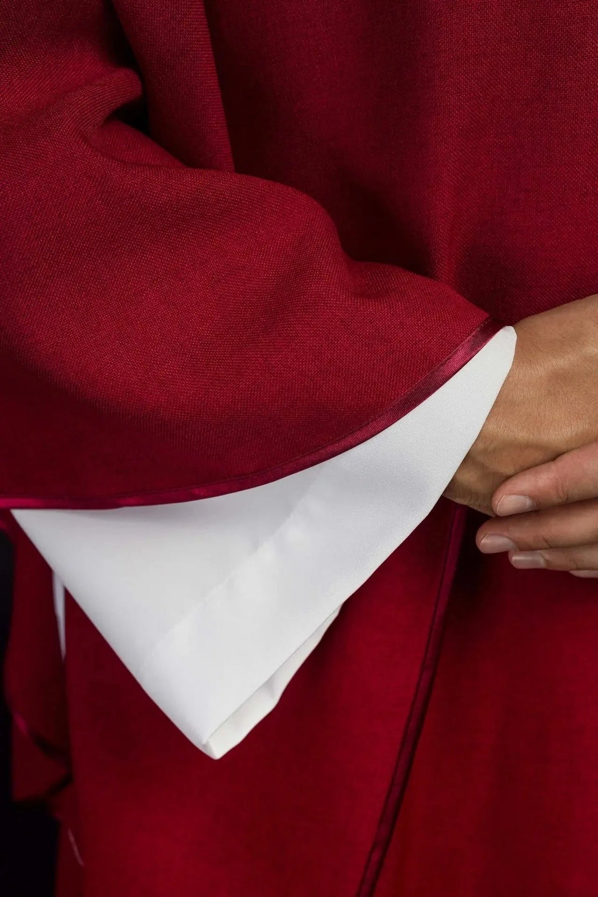 Rote Kasel mit goldenem Kreuz – Ausführung VII — Kragenabschluss