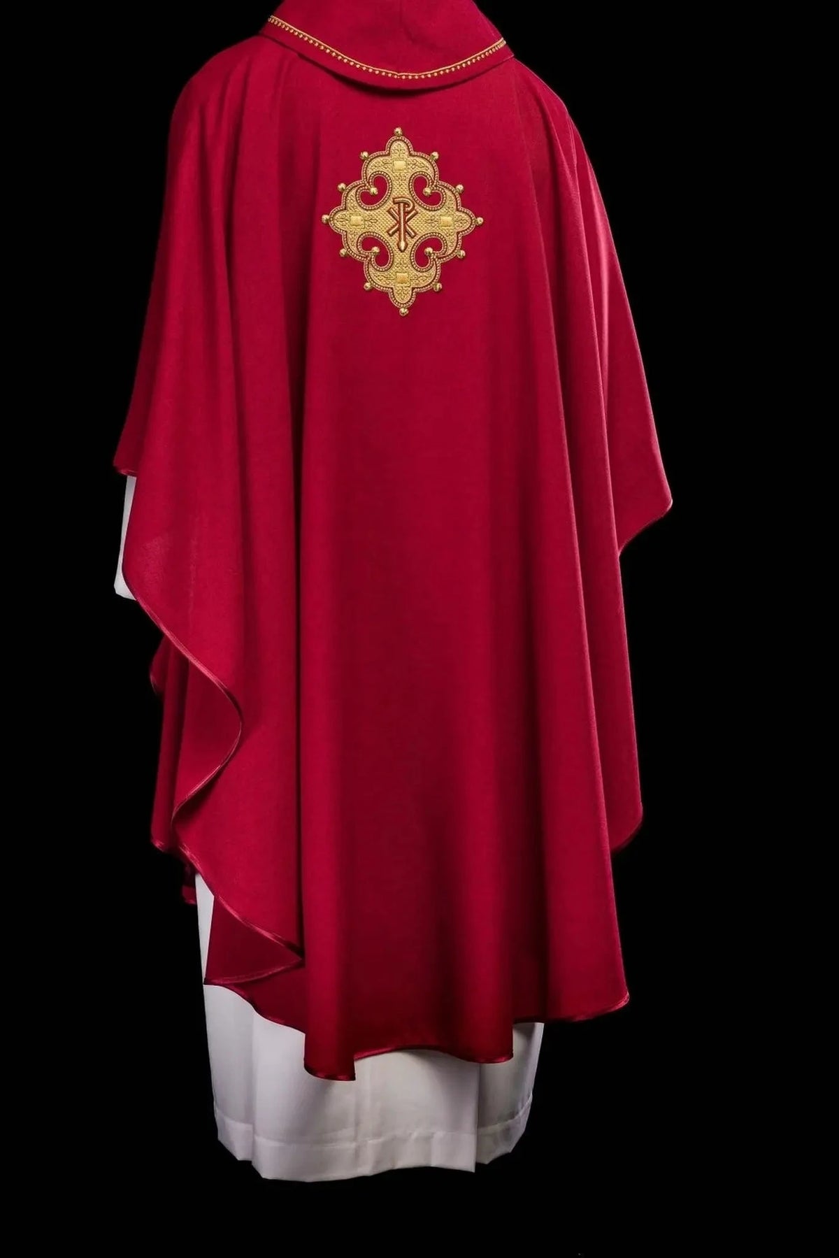 Rote Kasel mit goldenem Kreuz – Ausführung VII — Vorderansicht