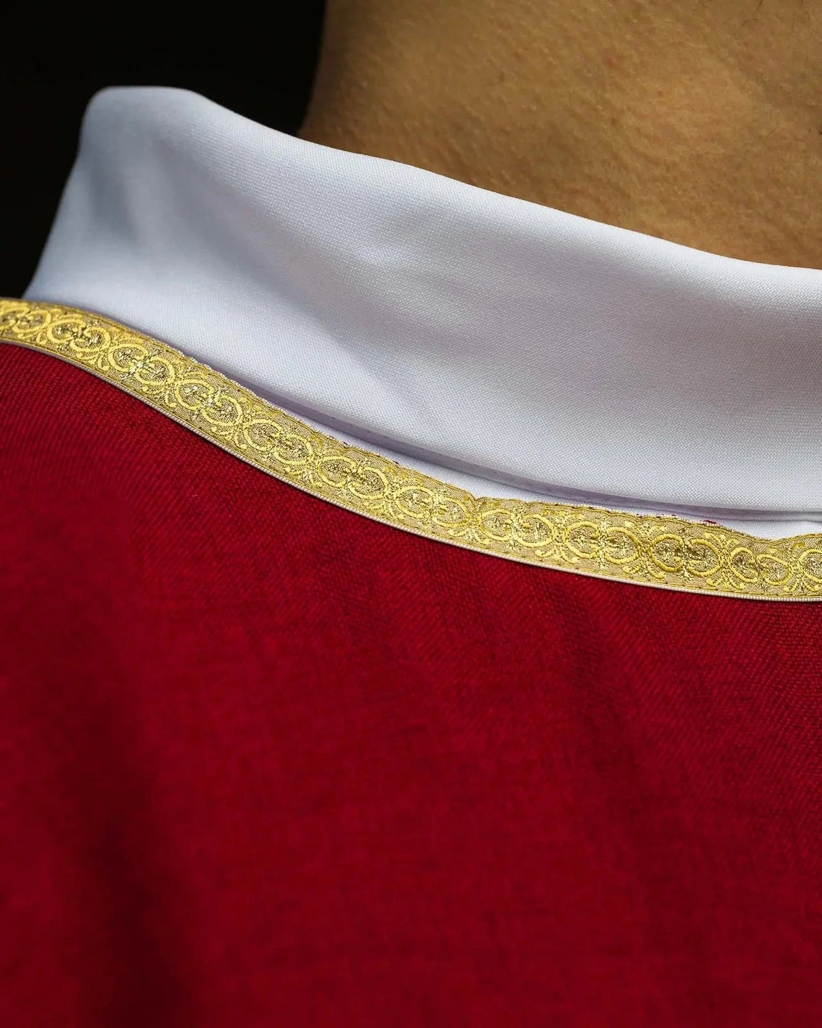 Rote Kasel mit goldener IHS-Stickerei — Symboldetail