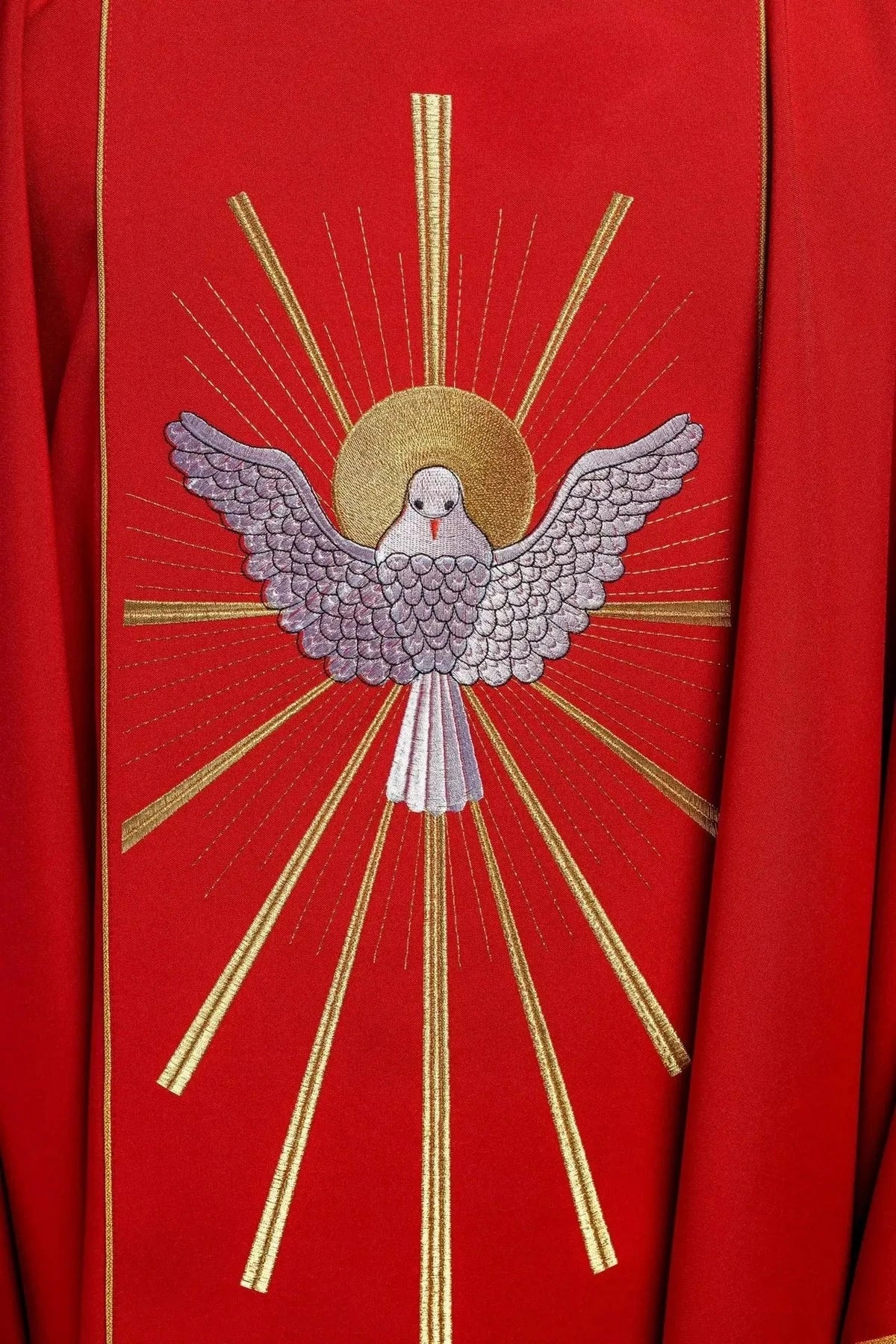 Rote Kasel mit Heiliggeisttaube und sieben Flammen — Stickdetail