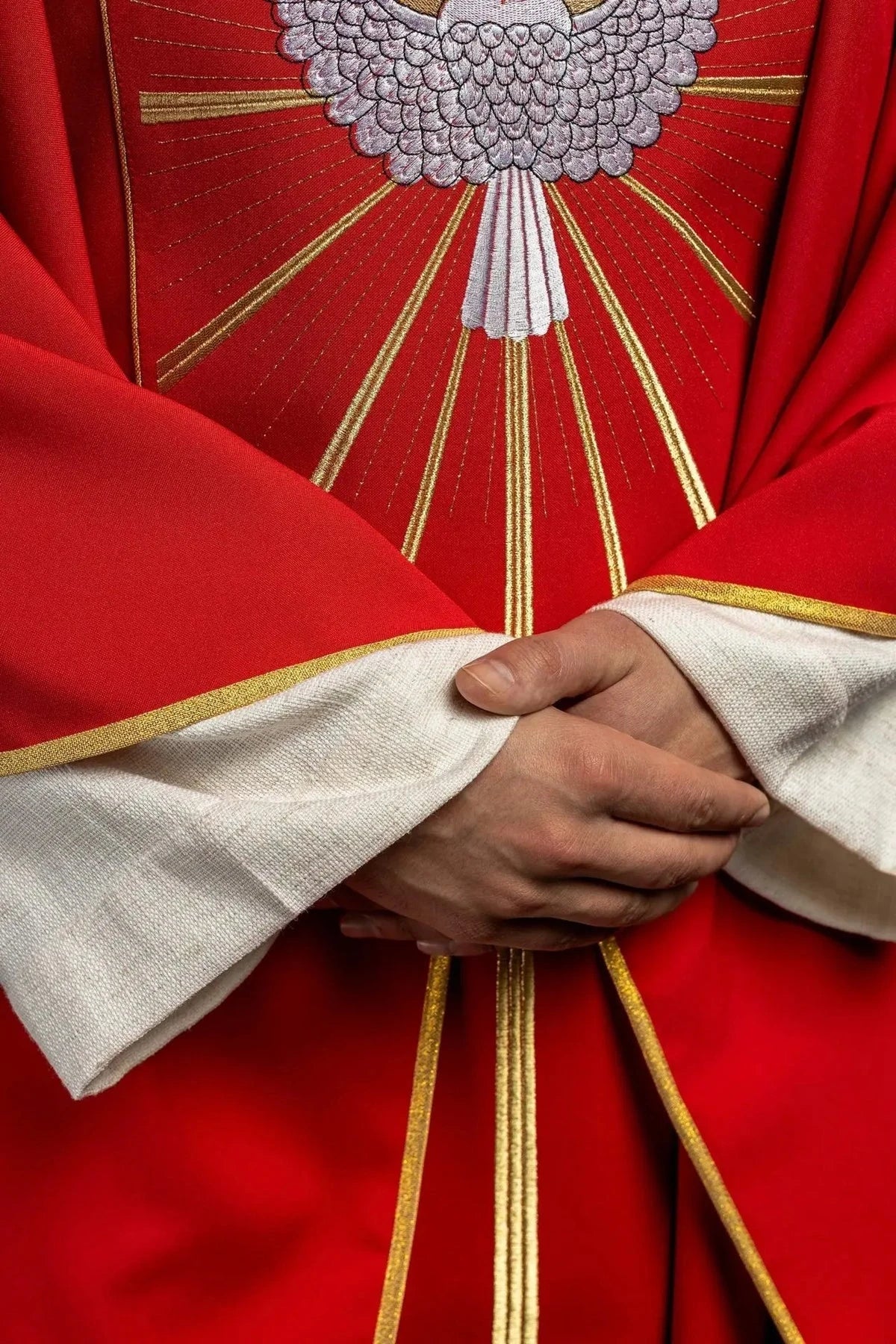 Rote Kasel mit Heiliggeisttaube und sieben Flammen — Stoff und Einfassung