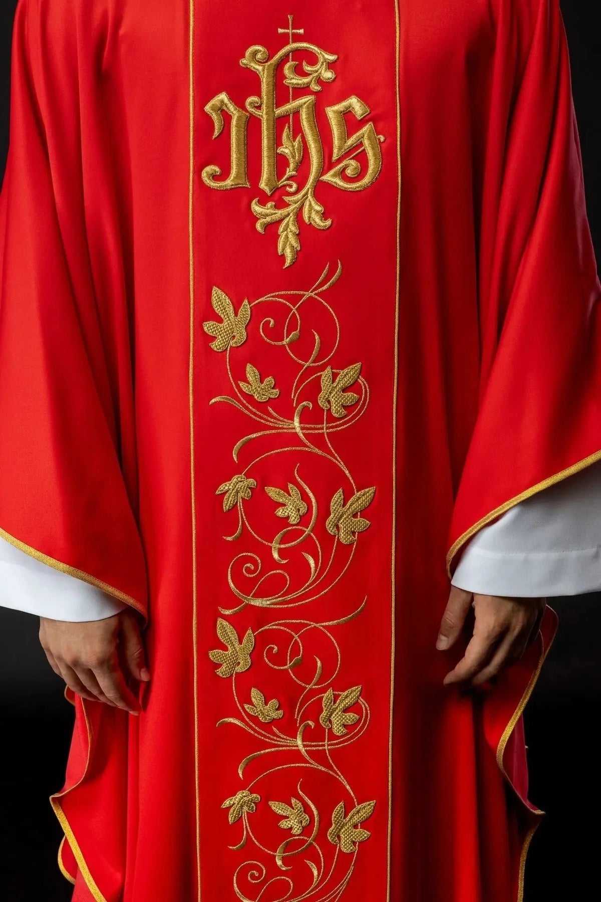 Rote Kasel mit IHS und Blumenstickerei auf einem Band — Symboldetail