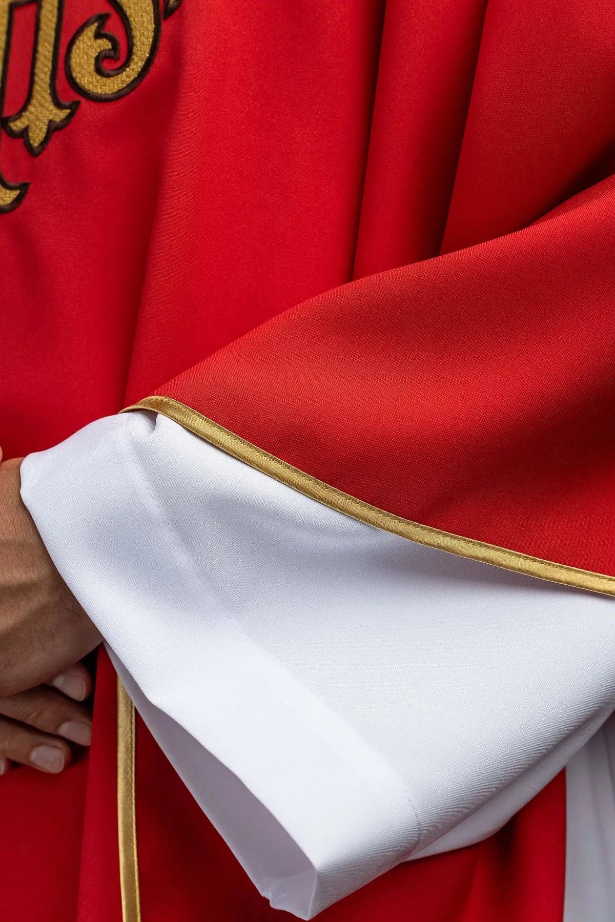 Rote IHS-Kasel mit breitem Kragen — Symboldetail