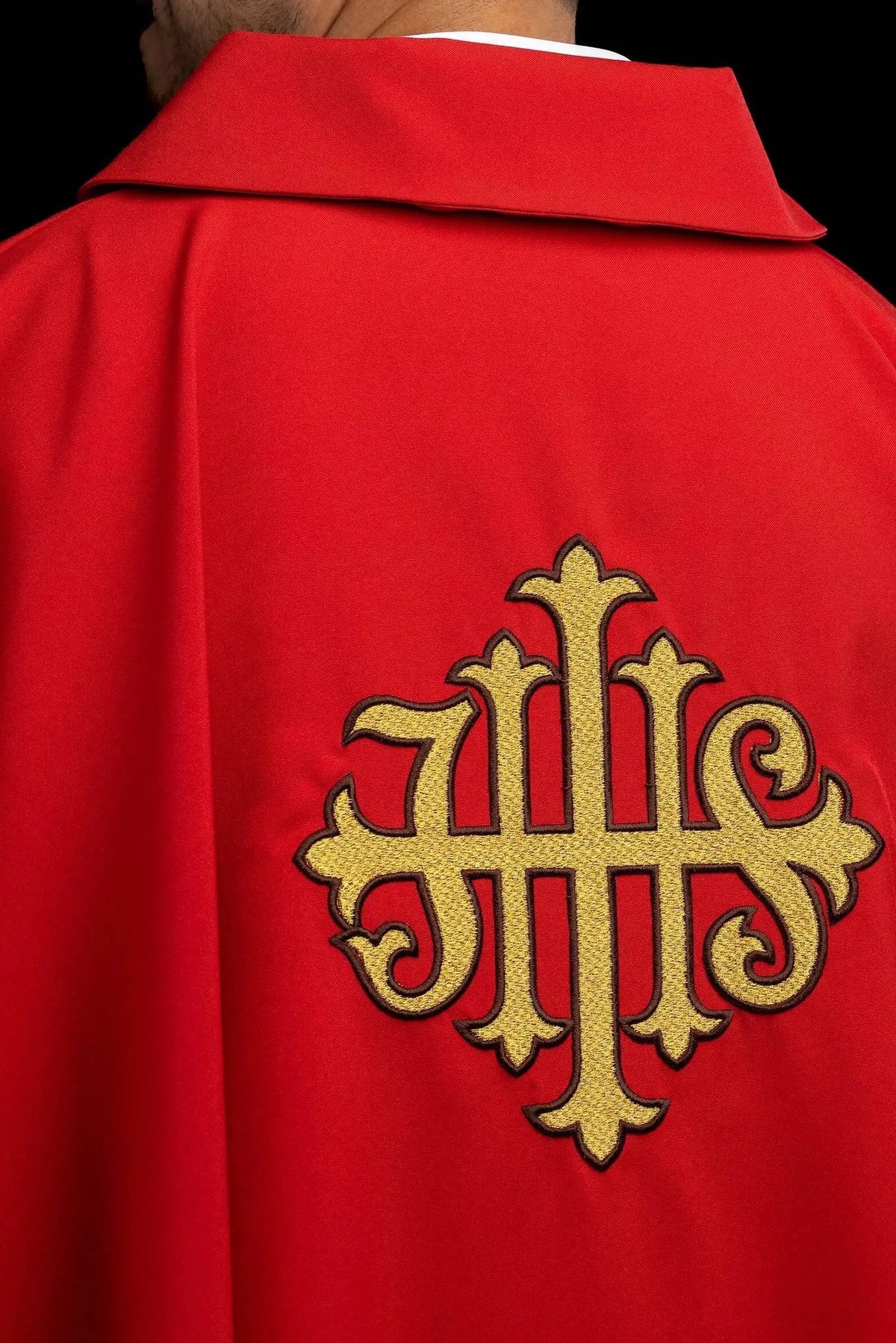 Rote IHS-Kasel mit breitem Kragen — Rückansicht