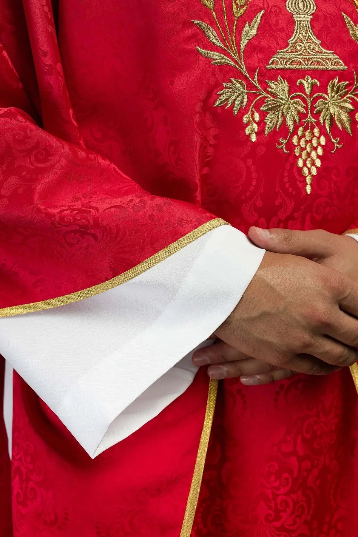 Rote Jacquardkasel mit Kelch und Hostie — Symboldetail