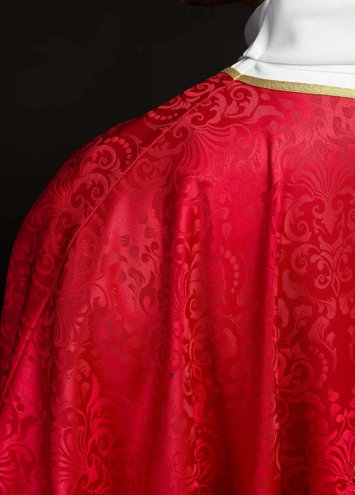 Rote Jacquardkasel mit Kelch und Hostie — Vorderansicht