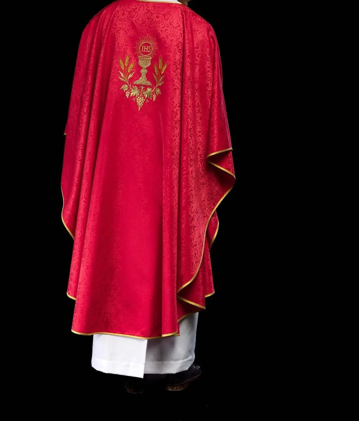 Rote Jacquardkasel mit Kelch und Hostie — Rückansicht